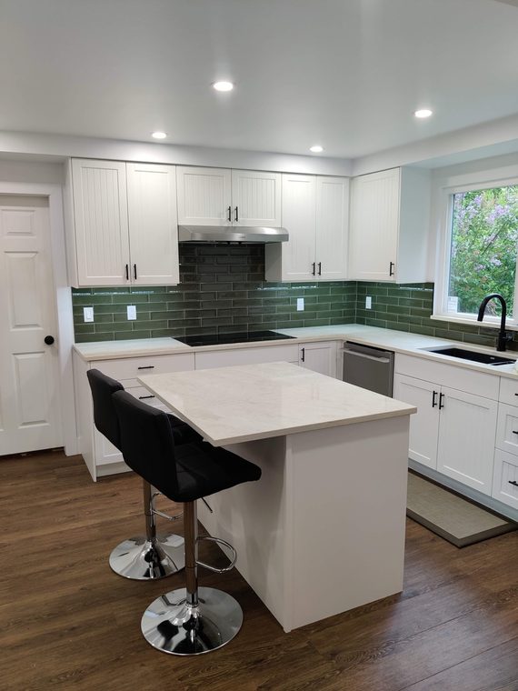 Kitchen island with bar stools and a tiled backsplash
